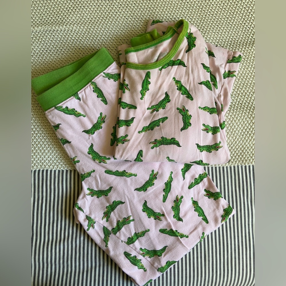 Women’s alligator long sleeve and pant pj set, size large